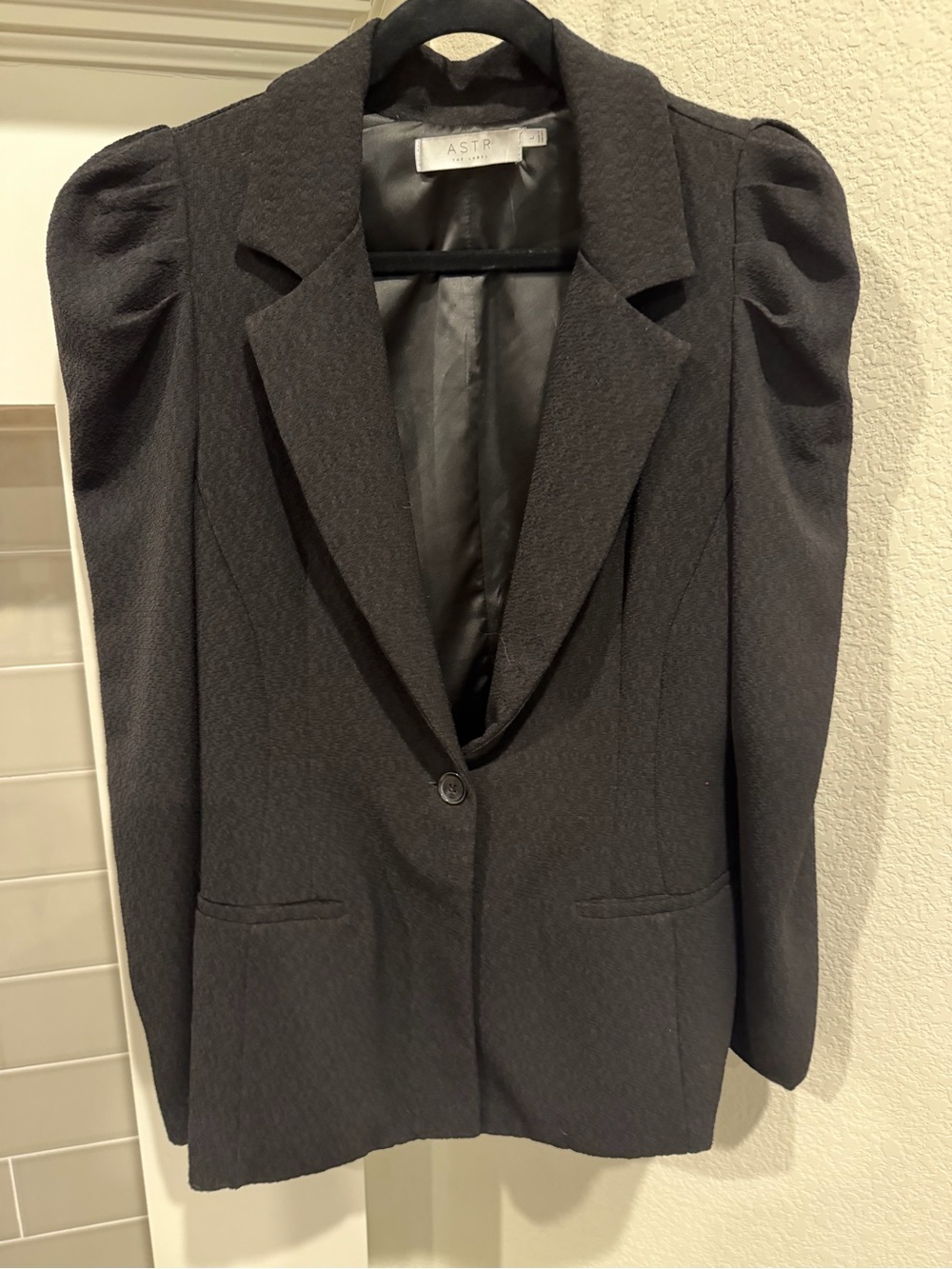 Astr Black Puff-Sleeve Single-Button Blazer